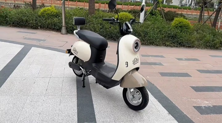 个人闲置爱玛同款电动车，二手出售，可上白牌，续航50公里，包大容量电池，48伏60伏72伏通用！